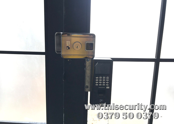 Lap-dat-khoa-van-tay-nha-tro-cho-cua0khung-kieng-tai-Binh-Thanh